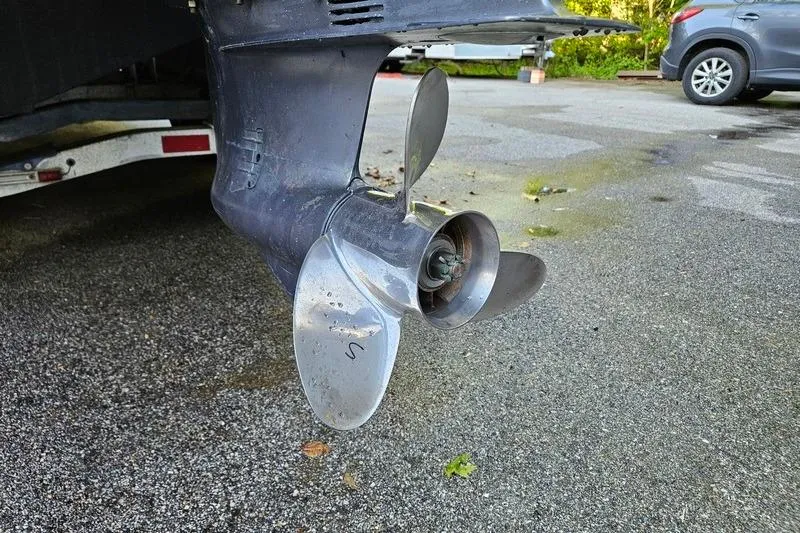 Slide: The Image of Propeller of a 2006 Hydra-Sports Vector 2900 CC boat on pavement. - 44