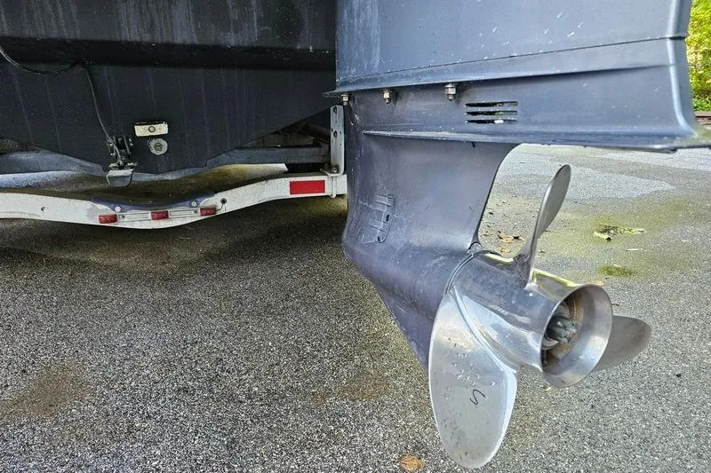 Slide: The Image of 2006 Hydra-Sports Vector 2900 CC boat propeller and trailer detail. - 45