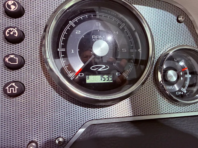 Slide: The Image of 2016 Regal 24 FasDeck RX tachometer showing 132.4 hours. - 33