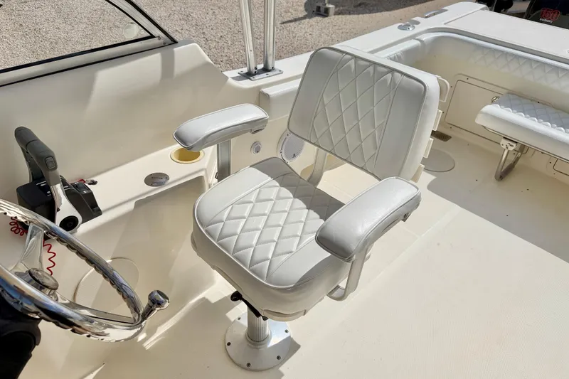 Slide: The Image of Captain's chair on 2007 World Cat 250 DC boat, featuring white quilted upholstery. - 16