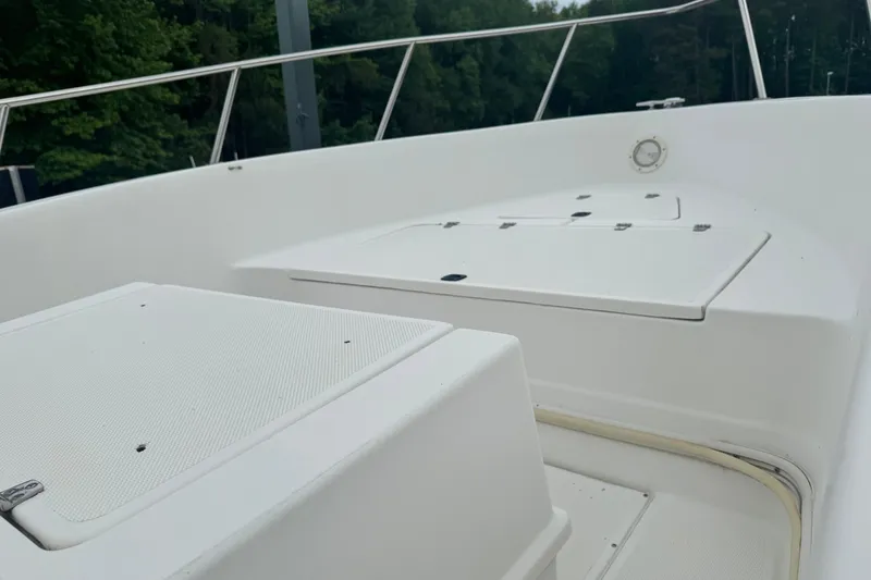 Slide: The Image of White deck of a 1997 Henry O 199 boat with storage compartments. - 9