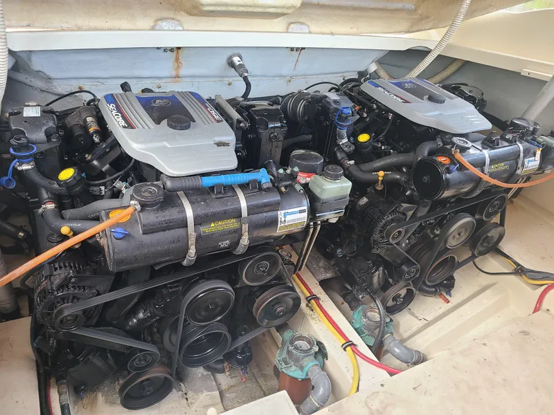 Slide: The Image of Dual engines in a 2014 Chris-Craft Launch 32 boat. - 20