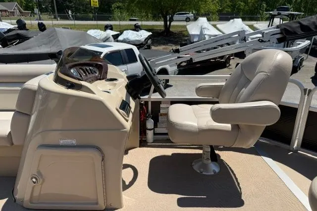 Slide: The Image of Captain's chair and helm of a 2010 Bennington 20SLi pontoon boat. - 13