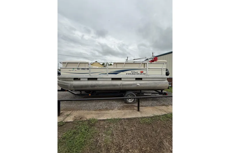 The Image of 2007 Sun Tracker Party Barge 21 Signature Series pontoon boat on trailer. - 0