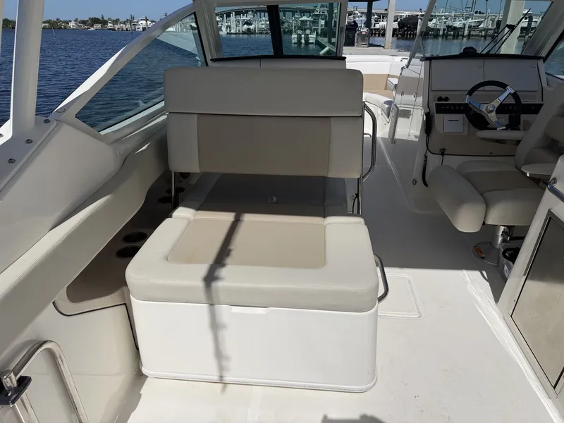 Slide: The Image of Boston Whaler 280 Vantage 2021 - 11