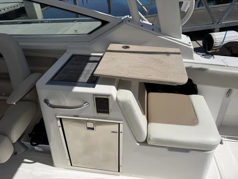 Slide: The Image of Boston Whaler 280 Vantage 2021 - 13