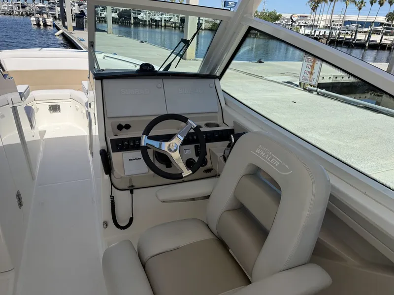 Slide: The Image of Boston Whaler 280 Vantage 2021 - 14