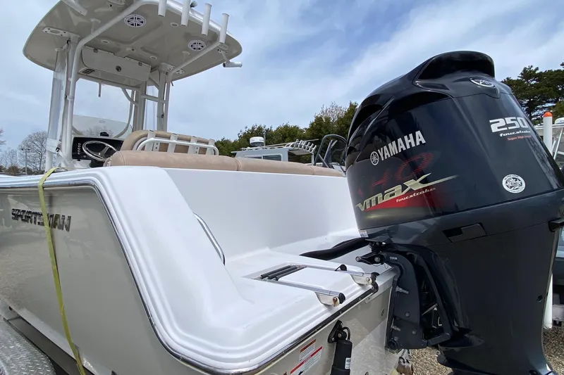 Slide: The Image of 2019 Sportsman Heritage 231 Center Console boat with Yamaha VMAX 250 engine. - 3