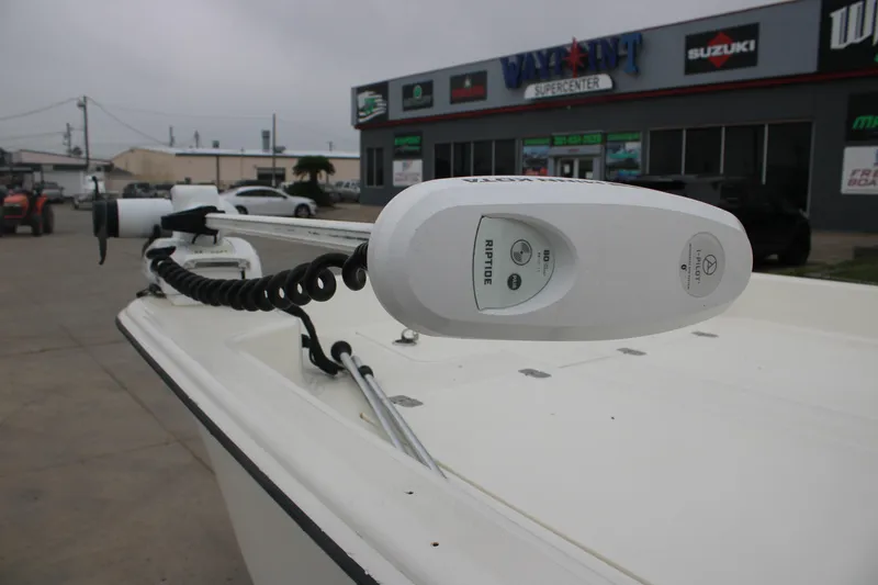 Slide: The Image of 2021 Mako Pro Skiff 17 CC with Minn Kota Riptide trolling motor at dealership. - 12
