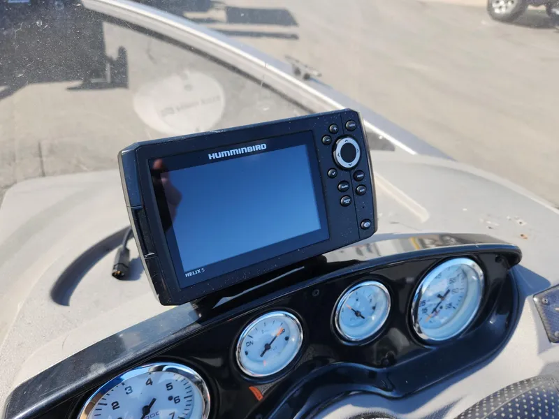 Slide: The Image of Humminbird Helix 5 on Crestliner 1650 Fish Hawk 2020 dashboard. - 12