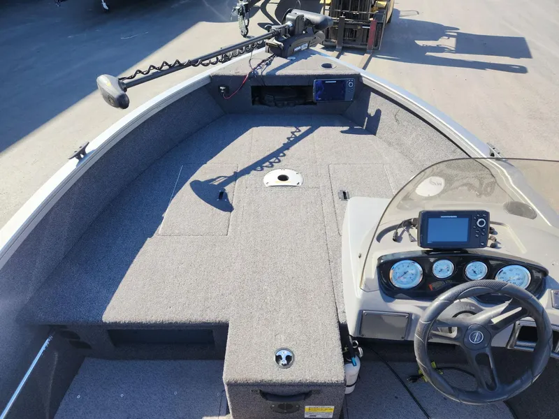 Slide: The Image of Interior view of a 2020 Crestliner 1650 Fish Hawk SE SC boat. - 16