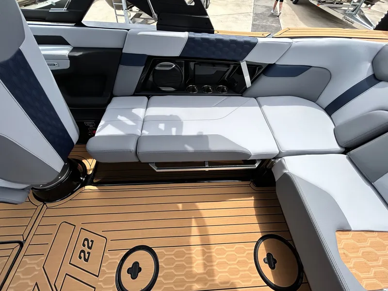 Slide: The Image of MasterCraft XT22 2026 - 34