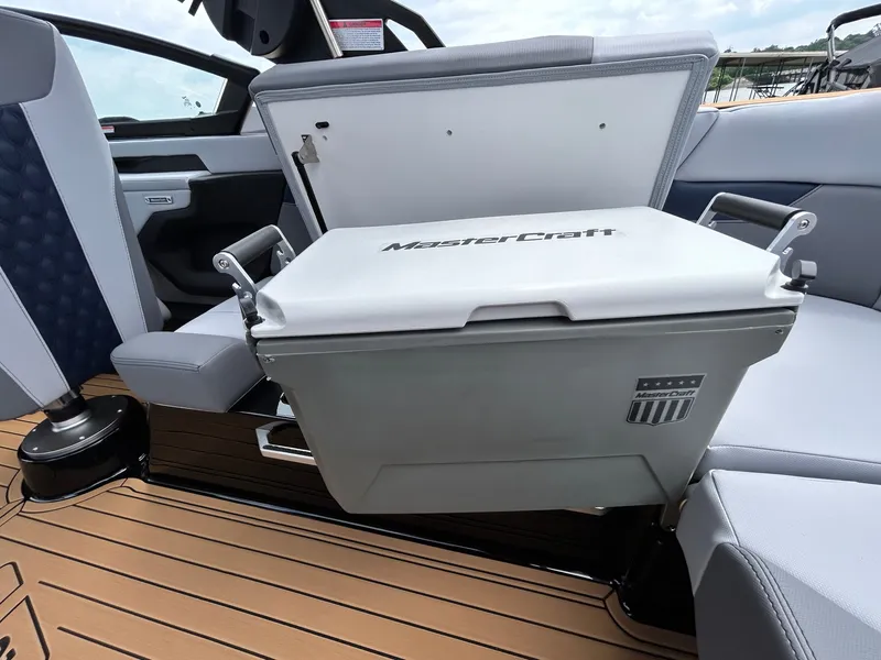Slide: The Image of MasterCraft XT22 2026 - 38