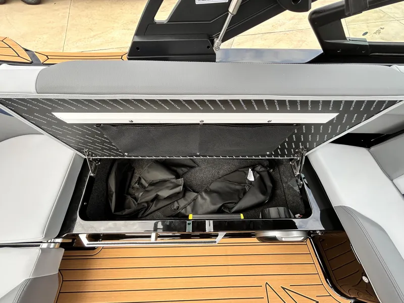 Slide: The Image of MasterCraft XT22 2026 - 40