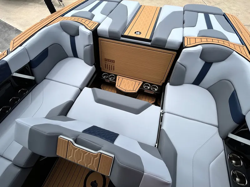 Slide: The Image of MasterCraft XT22 2026 - 44