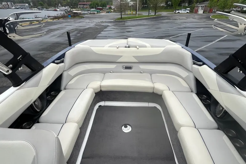Slide: The Image of Interior of a 2014 Malibu Wakesetter 23 LSV boat with white seating. - 7