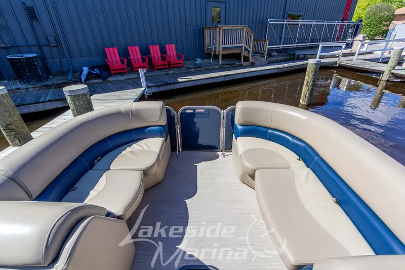 Slide: The Image of Interior of 2018 Manitou Aurora 23 LE RF VP pontoon boat at dockside. - 8