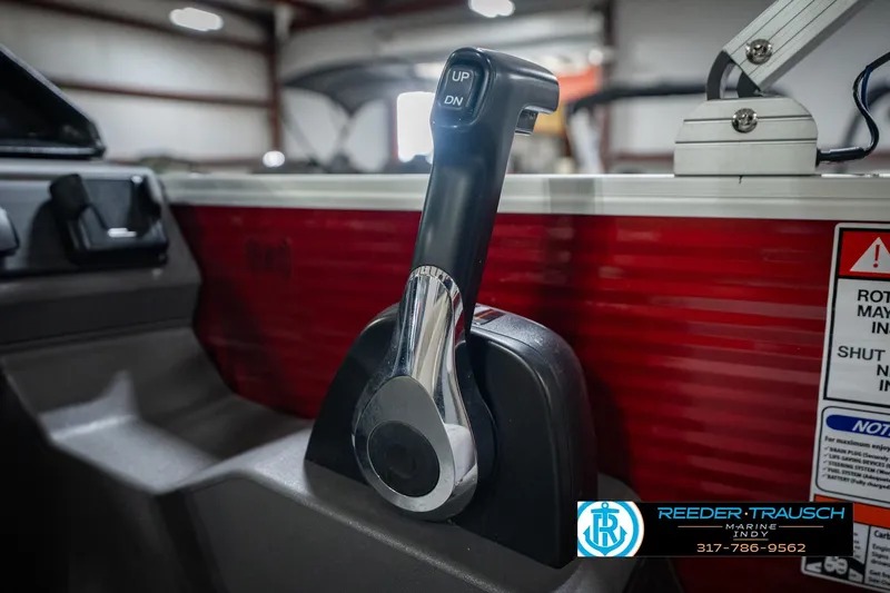 Slide: The Image of Throttle control lever on a 2025 Bennington 20 SLS boat, indoors. - 46