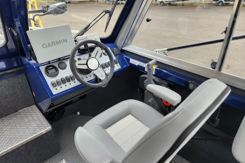 Slide: The Image of 2025 Thunder Jet 21 Chinook OS boat cockpit with Garmin navigation system. - 22