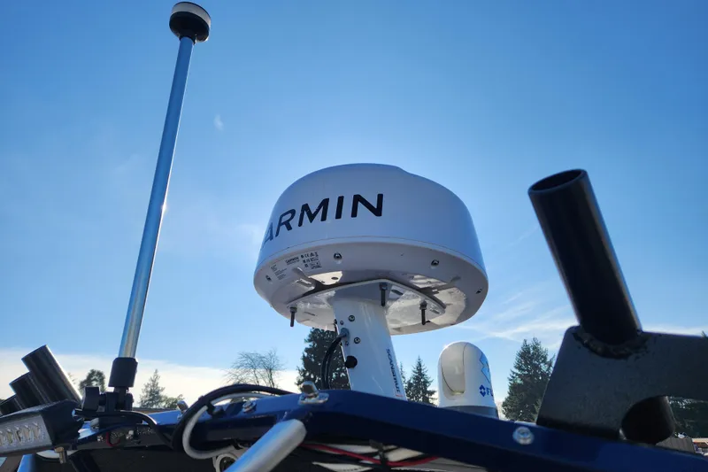 Slide: The Image of Radar equipment on 2025 Thunder Jet 21 Chinook OS boat under clear blue sky. - 23