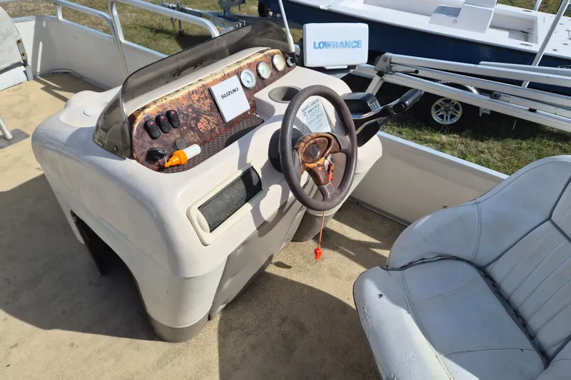 Slide: The Image of 2004 Sun Tracker Fishin' Barge 20 DLX boat console with steering wheel and gauges. - 10