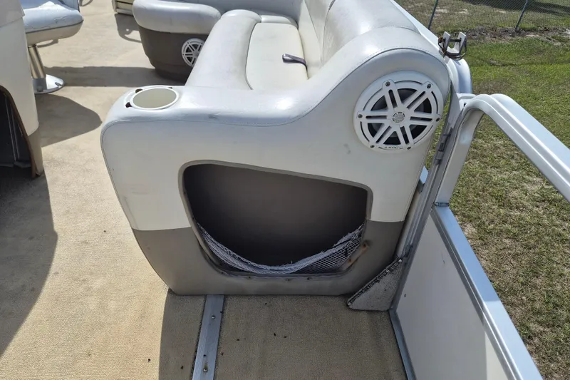 Slide: The Image of 2004 Sun Tracker Fishin' Barge 20 DLX interior with seating, speaker, and cup holder. - 16
