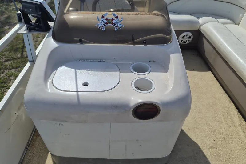 Slide: The Image of 2004 Sun Tracker Fishin' Barge 20 DLX console with cup holders and storage compartment. - 17
