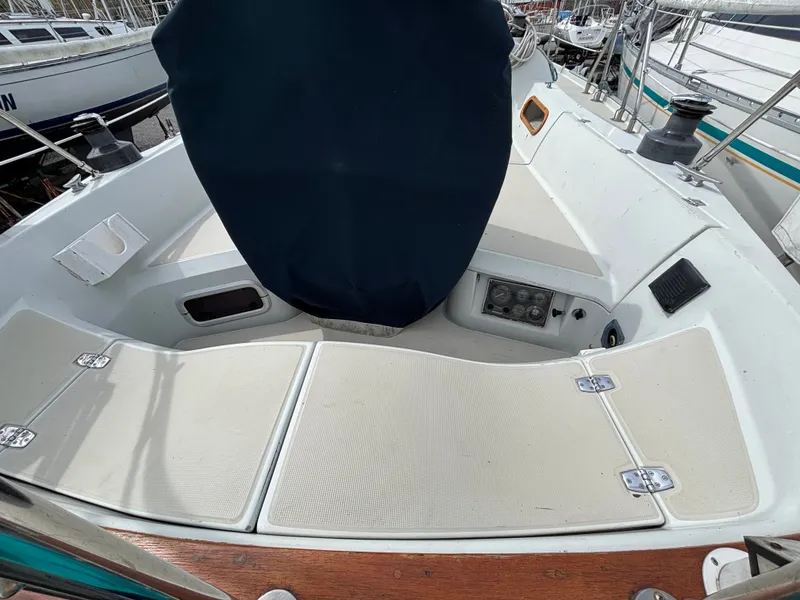 Slide: The Image of Propane tank and wiring in Ericson 34-2 boat, year 1988. - 45