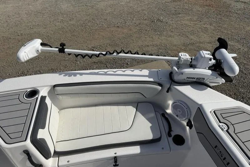 Slide: The Image of 2020 Yamaha Boats 210 FSH Sport with Minn Kota trolling motor on deck. - 39