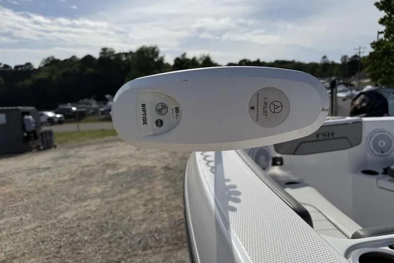 Slide: The Image of 2020 Yamaha Boats 210 FSH Sport with Riptide i-Pilot trolling motor, docked outdoors. - 7