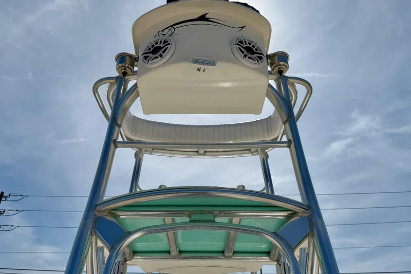 Slide: The Image of 2010 NauticStar 2110 Nautic Bay boat tower with speakers against a clear sky. - 17