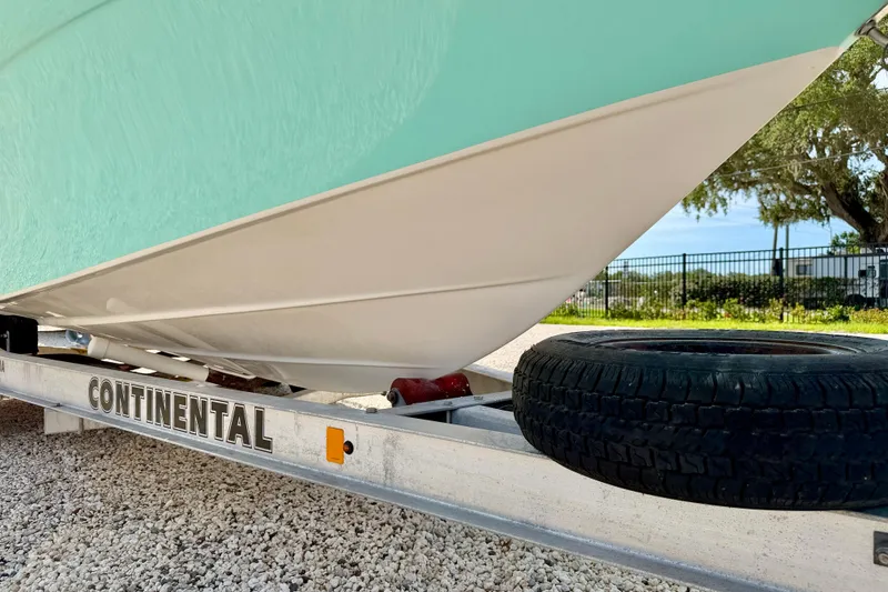 Slide: The Image of 2010 NauticStar 2110 Nautic Bay boat on Continental trailer, close-up view. - 34