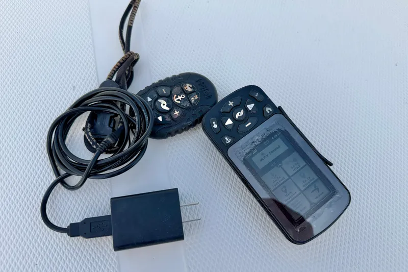 Slide: The Image of Remote control and charger on a 2010 NauticStar 2110 Nautic Bay boat. - 38