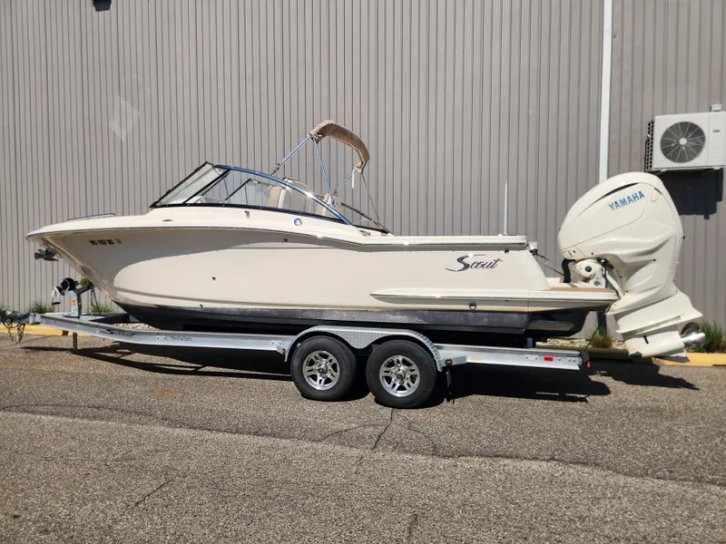 The Image of 2022 Scout 255 Dorado boat on trailer with Yamaha engine. - 0