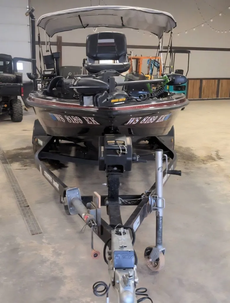 Slide: The Image of 1997 Stratos 219 F boat parked in a garage. - 3