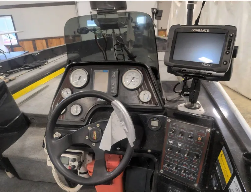 Slide: The Image of Dashboard of a 1997 Stratos 219 F boat with Lowrance HDS7 display. - 5