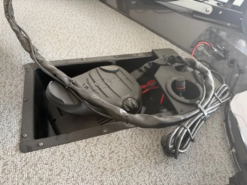 Slide: The Image of G3 Sportsman 2022 boat equipment with cables and controls. - 15