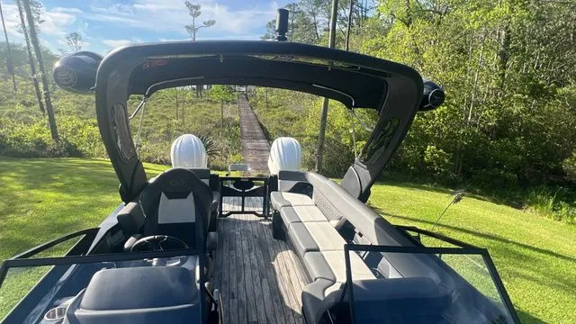 Slide: The Image of Veranda V One Series Twin Engine 2025 - 19