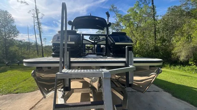 Slide: The Image of Veranda V One Series Twin Engine 2025 - 8