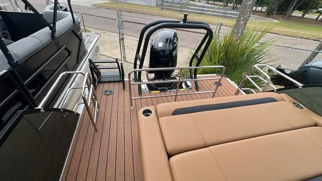 Slide: The Image of Bentley Pontoons Legacy 203 Swingback 2026 - 12