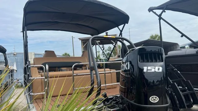 Slide: The Image of Bentley Pontoons Legacy 203 Swingback 2026 - 5