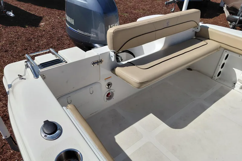 Slide: The Image of 2020 NauticStar 20 XS boat interior with Yamaha engine and beige seating. - 28