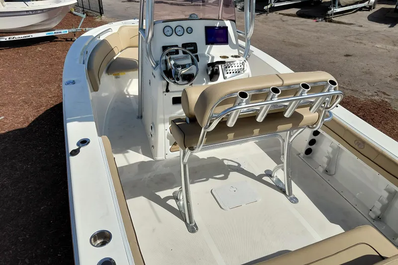Slide: The Image of 2020 NauticStar 20 XS boat interior with steering console and seating. - 31