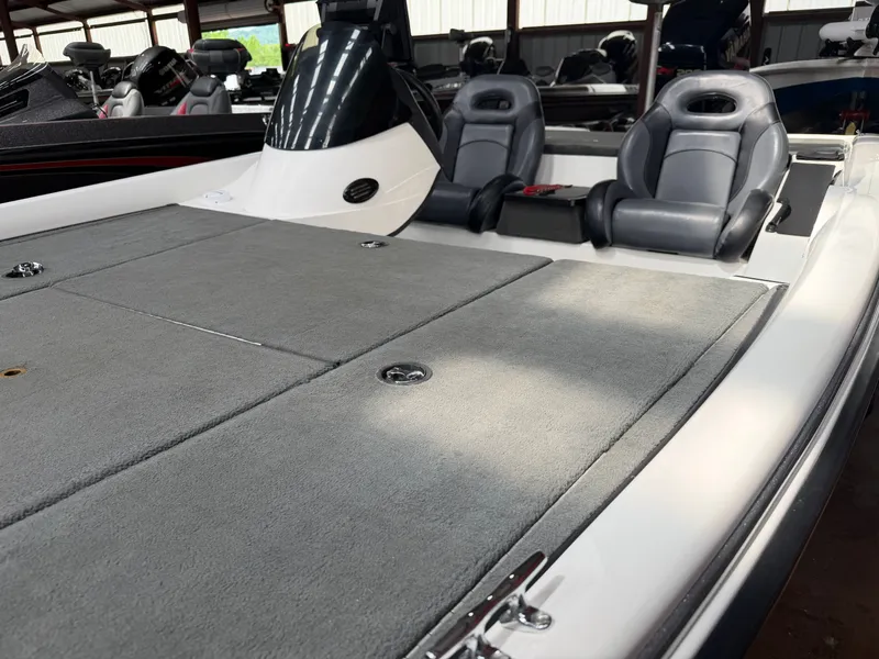 Slide: The Image of 2005 Stratos 294 Pro XL boat with gray deck and seats. - 10