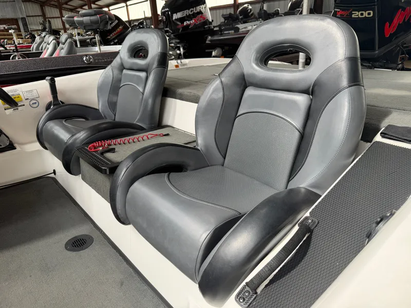 Slide: The Image of Interior of a 2005 Stratos 294 Pro XL boat with gray seats. - 11