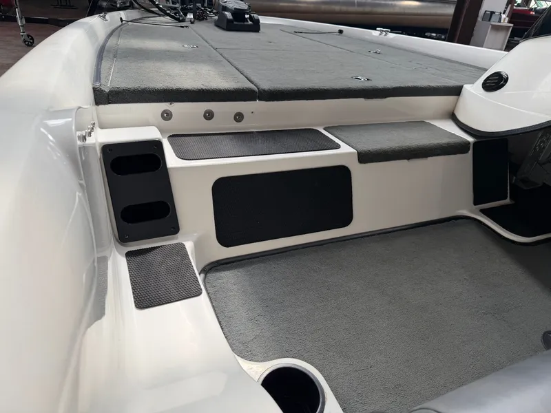 Slide: The Image of Interior of a 2005 Stratos 294 Pro XL boat with gray carpet. - 12