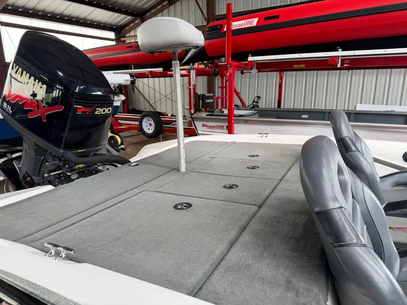 Slide: The Image of 2005 Stratos 294 Pro XL boat with Yamaha Vmax 200 engine. - 17