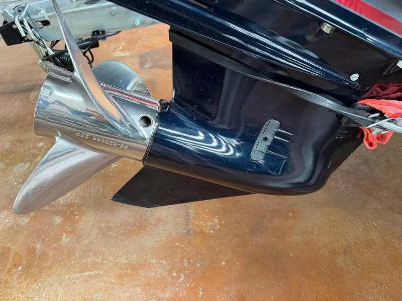 Slide: The Image of Stratos 294 Pro XL 2005 boat motor with propeller. - 4