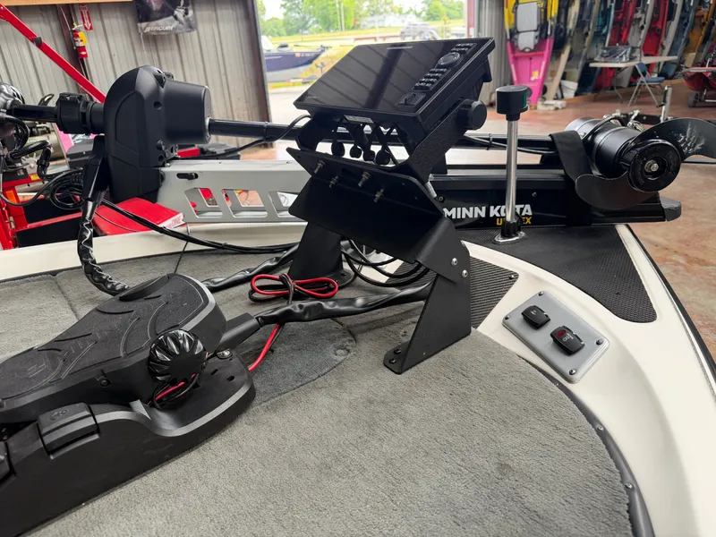 Slide: The Image of 2005 Stratos 294 Pro XL boat with Minn Kota trolling motor. - 7