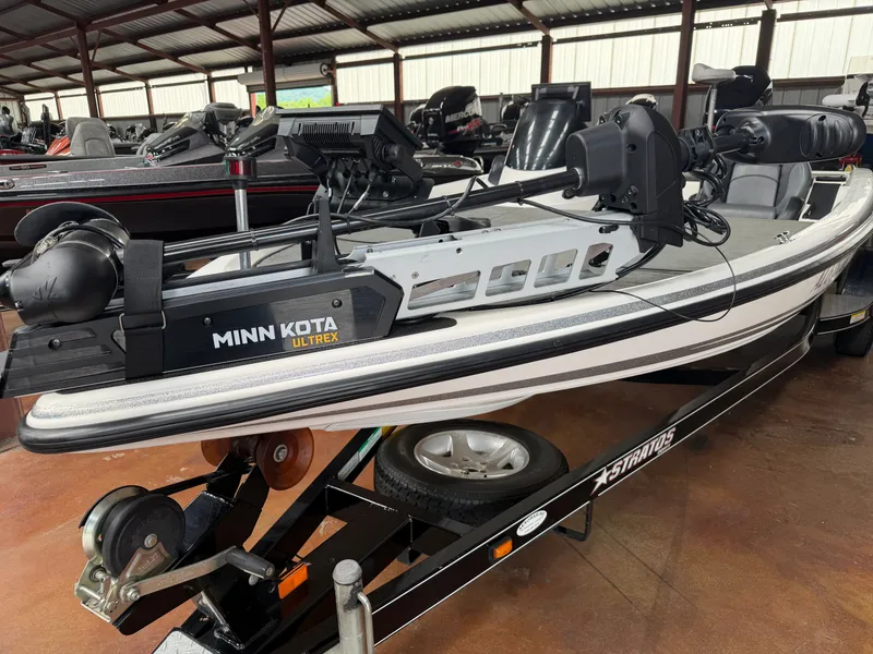 Slide: The Image of 2005 Stratos 294 Pro XL boat with Minn Kota Ultrex motor. - 8